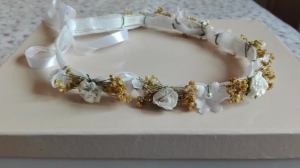 corona arpillera blanca y flores secas