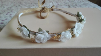 corona con cinta arpilleras y rosas blancas