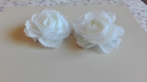 pasadores blancos de flores con encaje